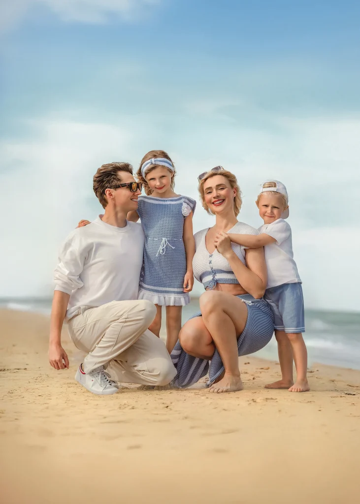 Familia con ropa de punto artesanal de Michiada disfrutando de un día de verano en la playa.