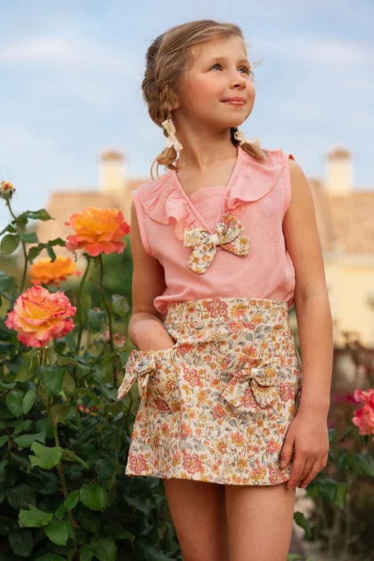 Conjunto niña verano top rosa empolvado y falda floral color arena con bolsillos y lazos, look elegante para primavera verano.