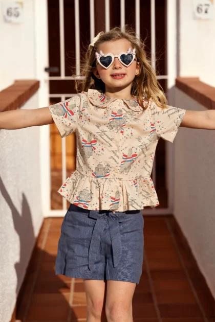 Conjunto de dos piezas con blusa con volante inferior y pantalón corto azul