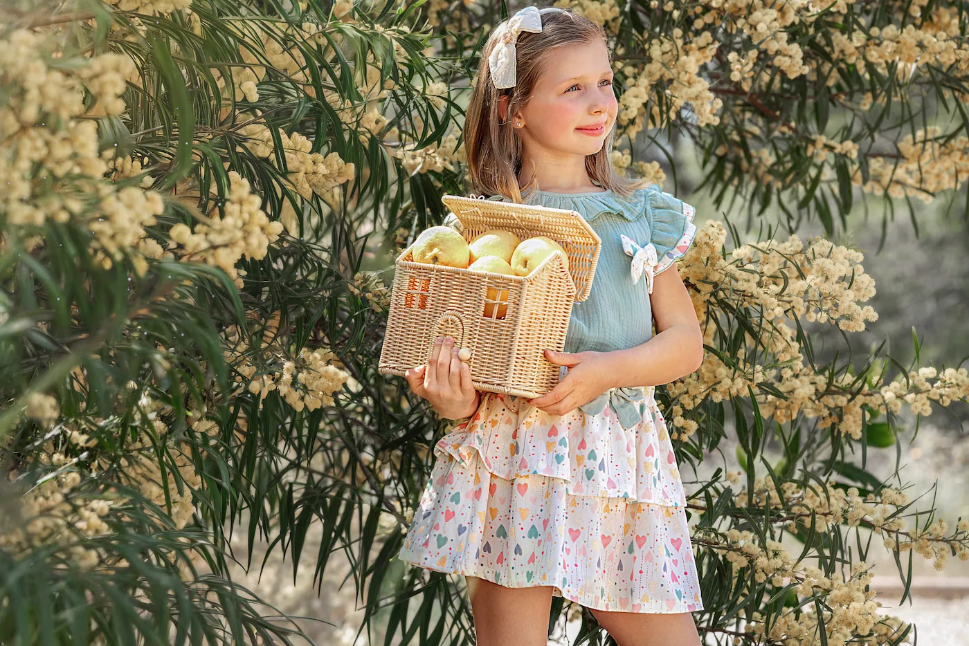Conjunto de primavera verano para niña de top verde agua y falda con estampado de corazones.